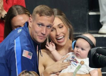 Caeleb Dressel celebra su octavo oro olímpico en familia