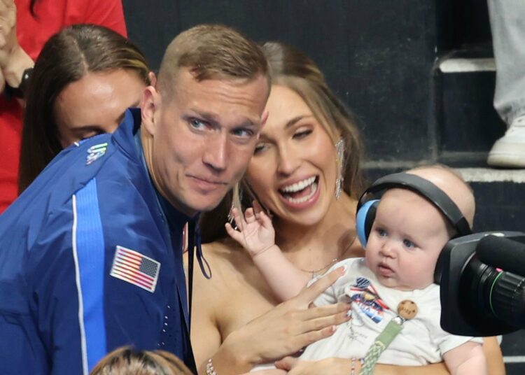 Caeleb Dressel celebra su octavo oro olímpico en familia
