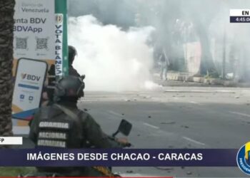 (VIDEOS) La policía dispara gases lacrimógenos a manifestantes que protestan contra el fraude electoral en Venezuela