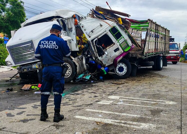 Fuerte choque entre rastra y camión que transportaba ganado en carretera de Oro