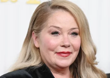 Christina Applegate se sometió a cirugía plástica para eliminar las bolsas de sus ojos