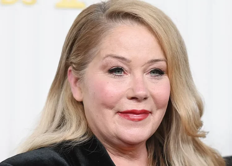 Christina Applegate se sometió a cirugía plástica para eliminar las bolsas de sus ojos