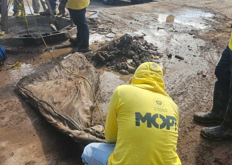 Refrigeradoras y colchones entre más de 600 toneladas de basura que fueron retiradas de tragantes en Montelimar