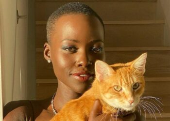 Lupita Nyong’o adoptó un gato para que la ayudara a superar un ‘momento difícil’ y ahora no puede vivir sin él