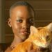 Lupita Nyong’o adoptó un gato para que la ayudara a superar un ‘momento difícil’ y ahora no puede vivir sin él