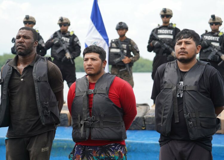 Verifican decomiso de drogas interceptado en el estero de Jaltepeque