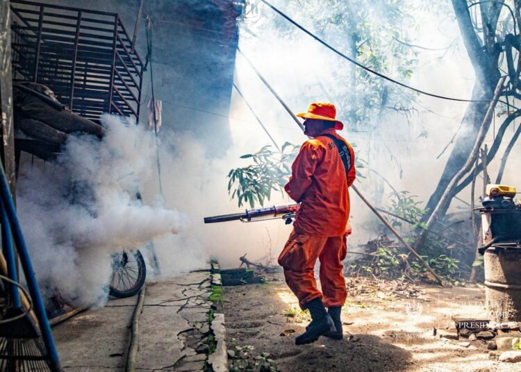 Brigadas de Protección Civil fumigan viviendas en Puerto de La Libertad