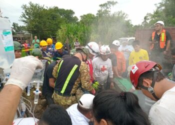 Tras varias horas de estar atrapado de sus piernas en una cortadora, joven es liberado y trasladado en helicóptero a un hospital