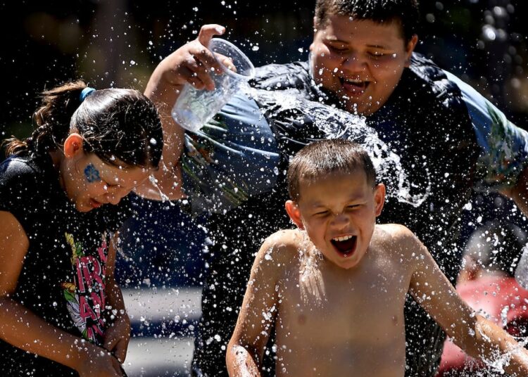 Aumentan en Texas muertes por calor tras cortes de electricidad durante la tormenta Beryl
