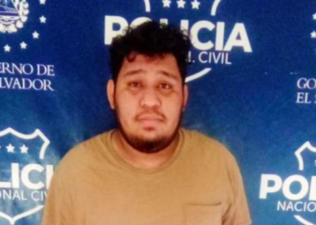 Hombre agredió a golpes a otra persona tras discutir mientras tomaban cervezas