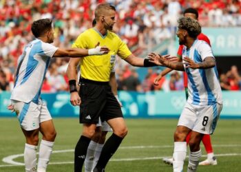 Escándalo: Argentina cayó ante Marruecos con un gol anulado por el VAR tras una suspensión de dos horas en fútbol de JJOO