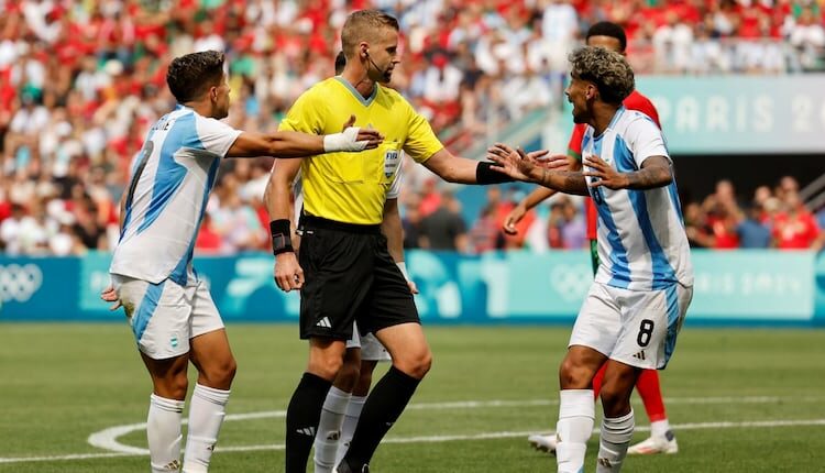 Escándalo: Argentina cayó ante Marruecos con un gol anulado por el VAR tras una suspensión de dos horas en fútbol de JJOO