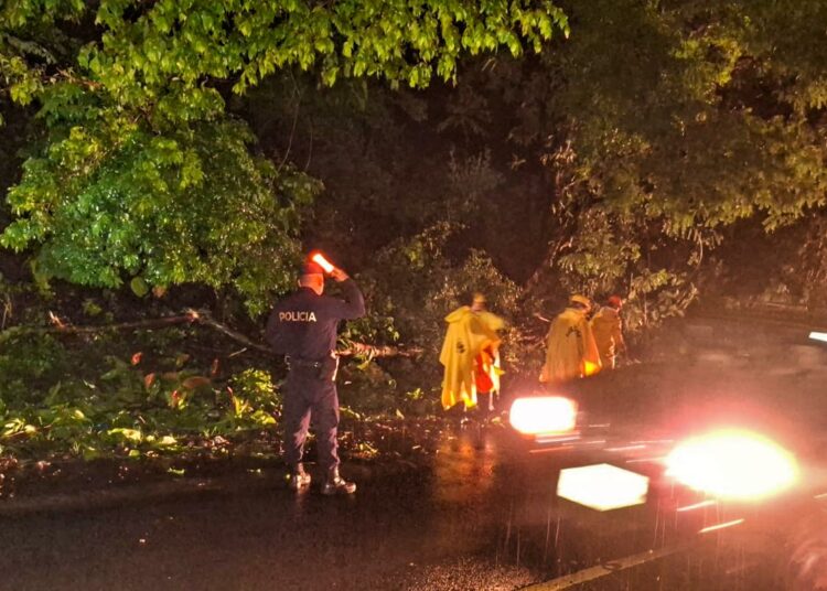 Se generan fuertes tormentas en distintos sectores del país esta noche