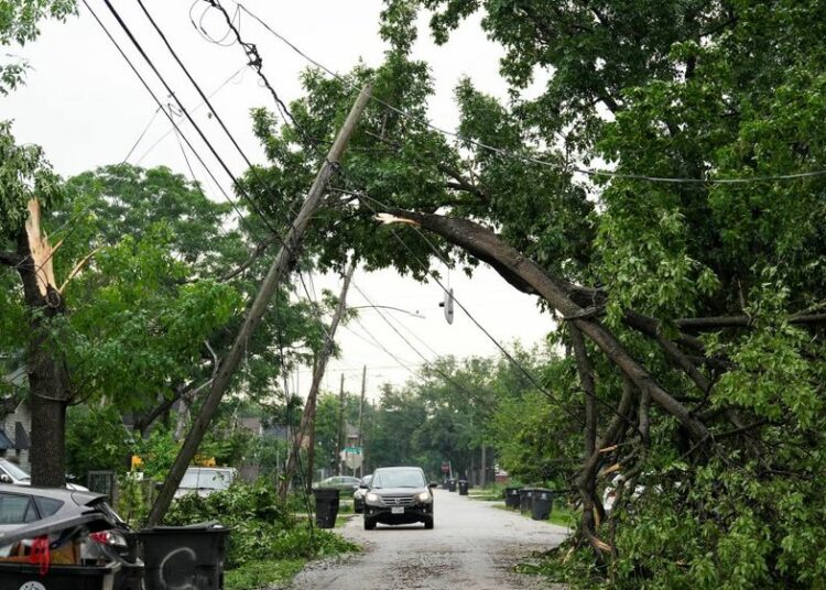 Tormentas con advertencias de tornados azotan el Medio Oeste de EEUU, dejan un muerto y miles sin electricidad