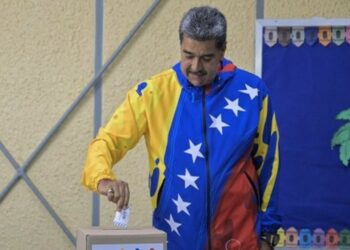 Presidente Nicolás Maduro vota y garantiza que respetará los resultados del CNE