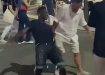 (VIDEO) Graban a Balotelli borracho durante sus vacaciones