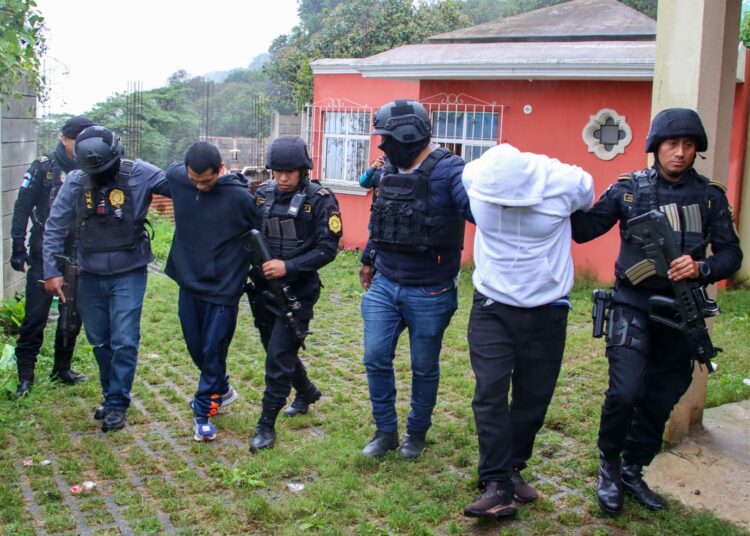 Autoridades de Guatemala allanan casa «destroyer» donde tenían secuestrados a dos menores de edad salvadoreños