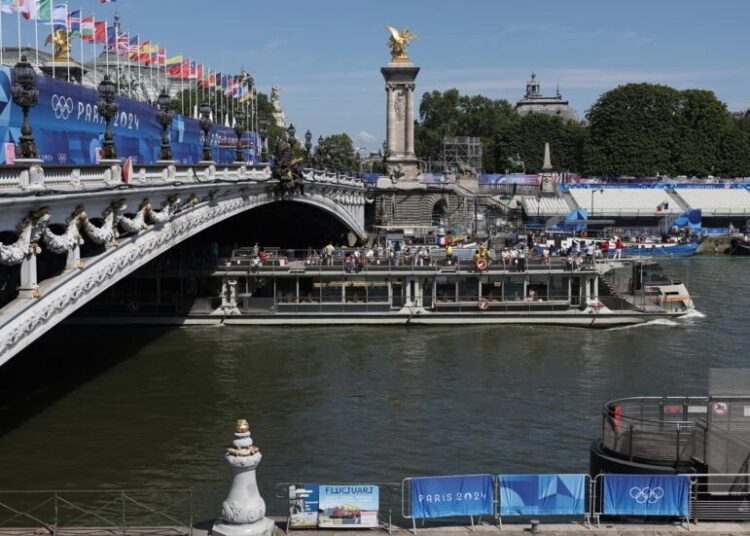 Tras invertir $1,500 millones en limpieza del Río Sena, Francia suspende triatlón masculino por contaminación