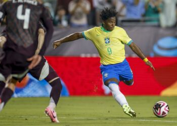Endrick reemplazará a Vinicius Jr en la titularidad ante Uruguay