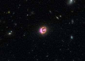 El Telescopio James Webb descubrió una galaxia y su agujero negro, a seis mil millones de años luz