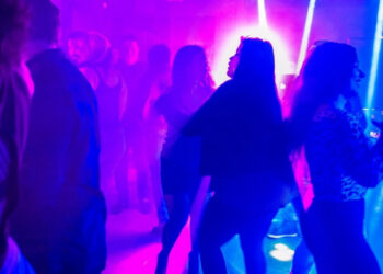 Un festival de ‘swingers’ perturba la paz de un pequeño pueblo británico