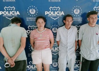 Tres adultos y un menor de edad roban un taxi en San Miguel