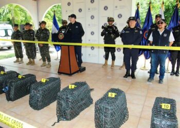 Duro golpe al narcotráfico internacional: Autoridades incautan en alta mar 760 kg de droga