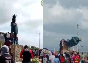 (VIDEOS) Derriban estatuas de Hugo Chávez tras jornada electoral 
