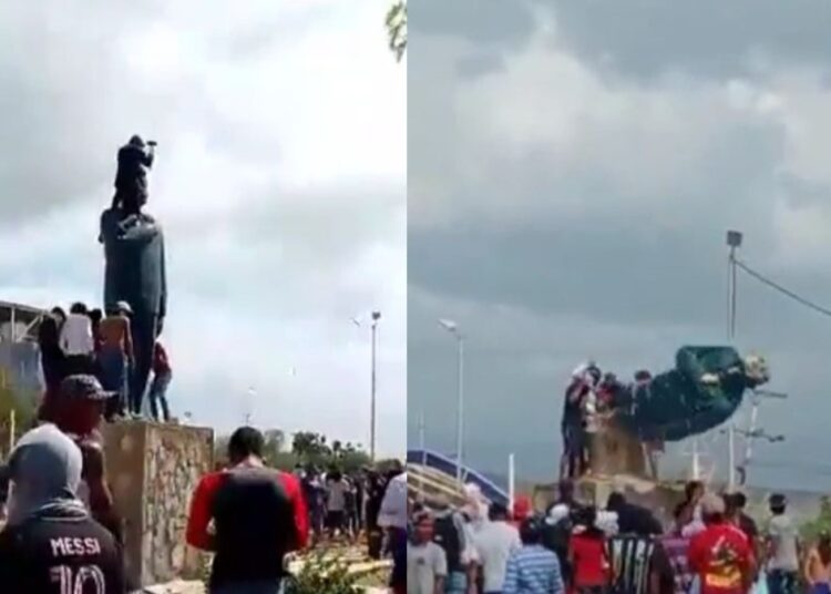 (VIDEOS) Derriban estatuas de Hugo Chávez tras jornada electoral