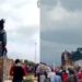 (VIDEOS) Derriban estatuas de Hugo Chávez tras jornada electoral