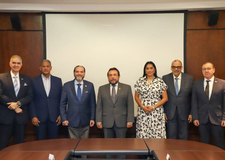 Vicepresidente Félix Ulloa promueve relaciones comerciales con empresarios panameños