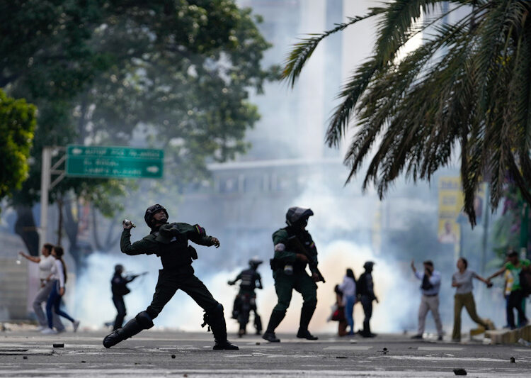 Al menos cuatro muertos, 46 detenidos y decenas de heridos durante las protestas contra el fraude electoral de Nicolás Maduro en Venezuela