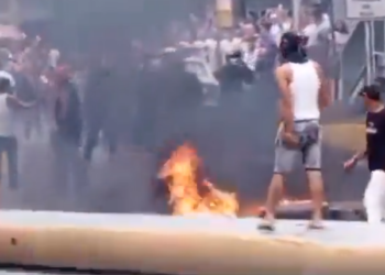 Protestas en Caracas por resultados electorales en Venezuela: bloquean paso a aeropuerto