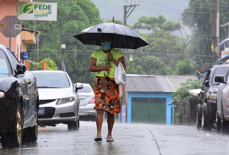 Onda tropical que sale del país continúa afectando con lluvias intermitentes