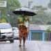 Onda tropical que sale del país continúa afectando con lluvias intermitentes