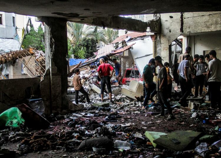 Ataque israelí a escuela en Gaza deja más de 90 muertos