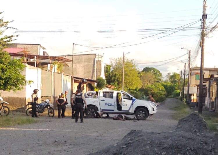 Tres policías mueren al enfrentar a un grupo armado en Ecuador