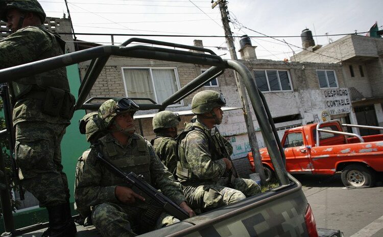 Ataque de sicarios a un microbús deja un niño muerto y ocho migrantes heridos en México