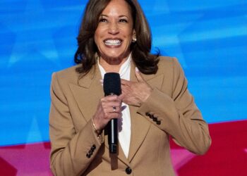 Kamala Harris aceptó simbólicamente la nominación demócrata para la presidencia de EEUU