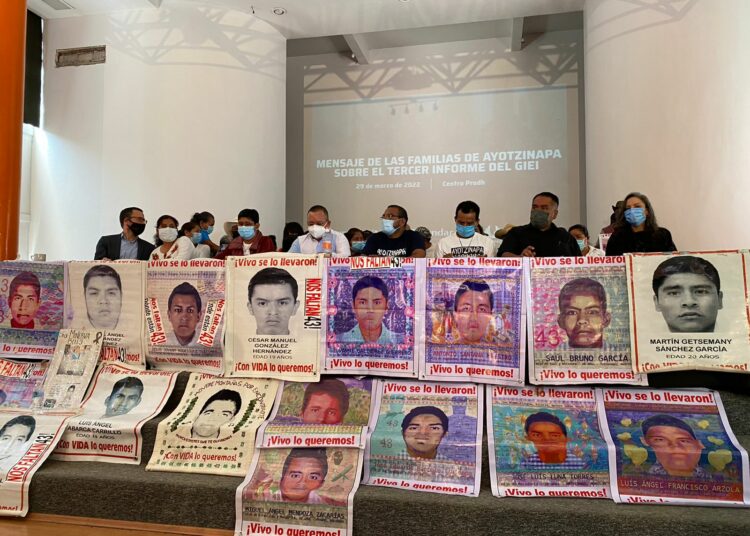 Familias de los 43 de Ayotzinapa acusan a AMLO de encubrir la verdad