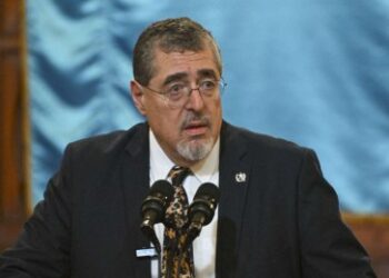 Diputados denuncian a cuestionado fiscal por investigar al presidente guatemaltenco teniendo inmunidad