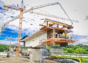 Avanza construcción del puente sobre río Titihuapa, entre Cabañas y San Vicente