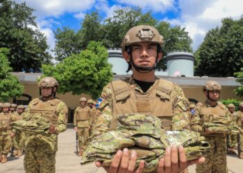 Merino Monroy hizo entrega de uniformes a soldados de la FAES