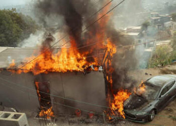 VIDEO: Incendia una casa y su Tesla tras conectarlo a una toma eléctrica ilegal en México