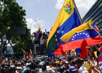 Oposición de Venezuela marcha contra reelección de Maduro que se blinda