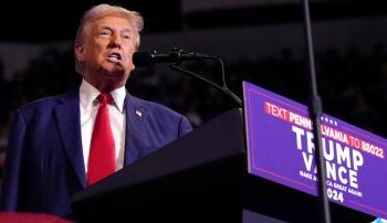 Trump divaga en mitin entre economía e insultos personales