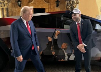 Un polémico ‘influencer’ regaló a Donald Trump un Rolex de oro de $300,000 y un Cybertruck de Tesla