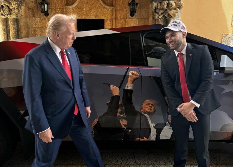 Un polémico ‘influencer’ regaló a Donald Trump un Rolex de oro de $300,000 y un Cybertruck de Tesla