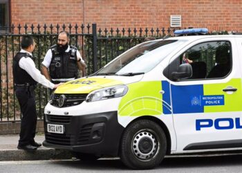 (VIDEO) Un hombre atacó con cuchillo a una niña de 11 años y a una mujer de 34 en Londres