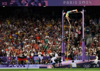 El sueco Armand Duplantis rompió por novena vez el récord mundial en salto con garrocha y logró el oro